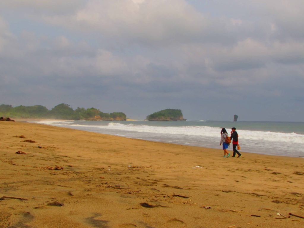 Seram Ombak Di Pantai Bajul Mati  Nurul Hidayah